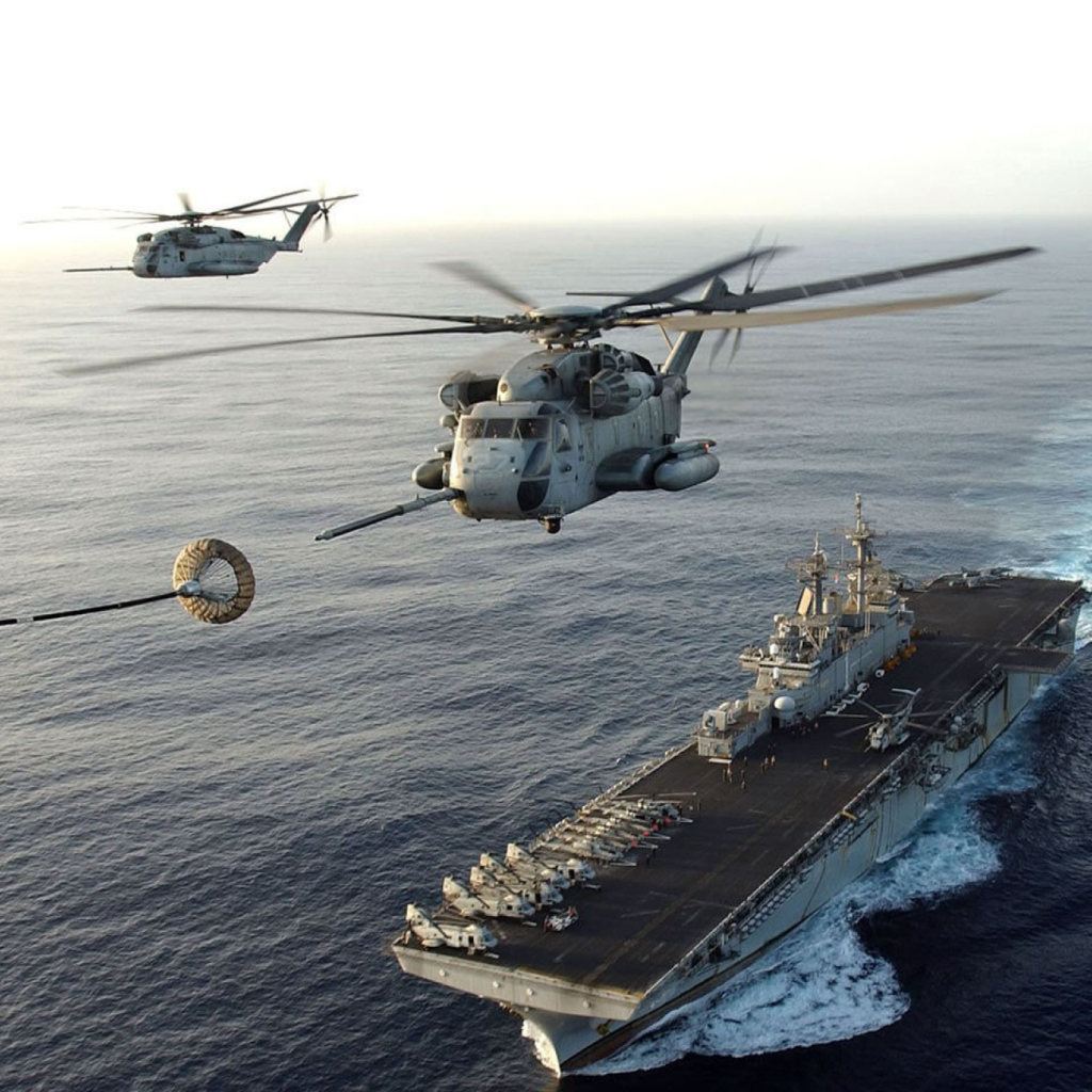 Fondo de pantalla Aircraft Carrier And Helicopter 1024x1024