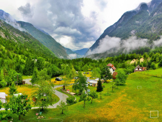 Das Slovenian Mountains Landscape Wallpaper 320x240