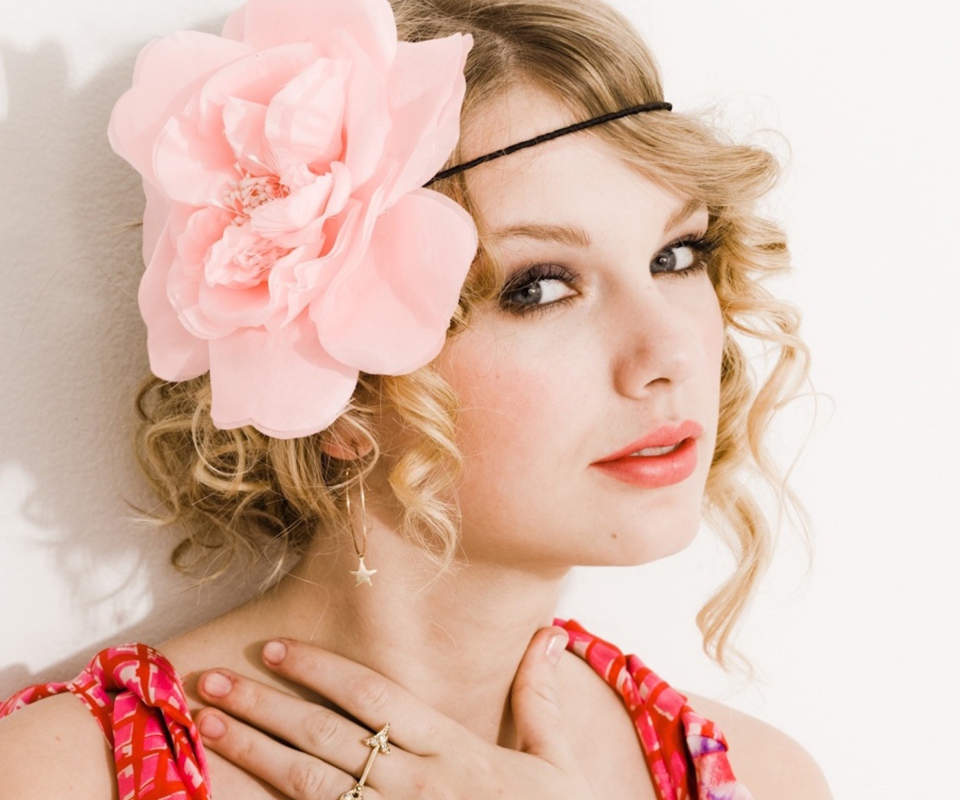 Taylor Swift With Pink Rose On Head wallpaper 960x800
