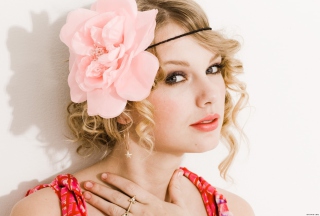 Kostenloses Taylor Swift With Pink Rose On Head Wallpaper für Samsung Galaxy S5