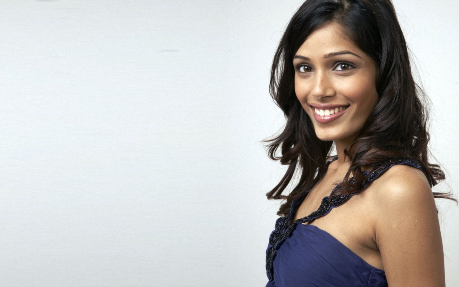 Screenshot №1 pro téma Freida Pinto Smile 1920x1200