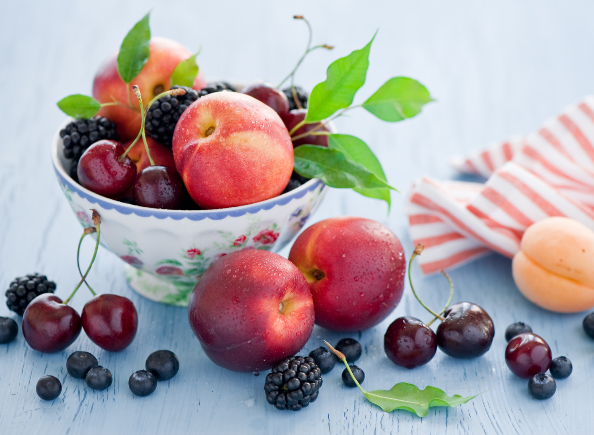 Das Plate Of Fruit And Berries Wallpaper 1920x1408