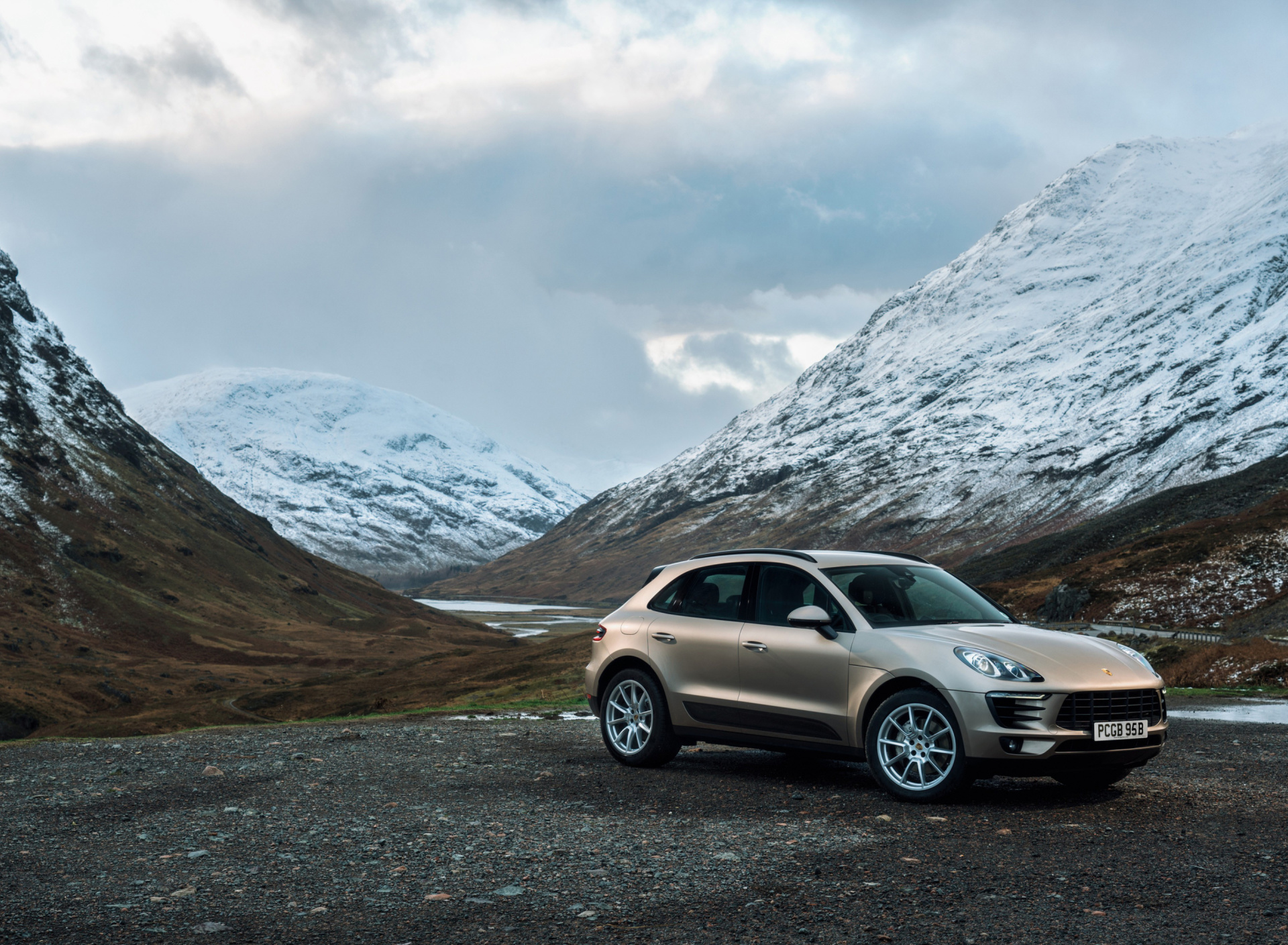 Porsche Macan wallpaper 1920x1408