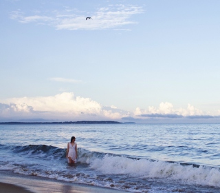 Big Ocean Waves Surrounding Little Girl - Obrázkek zdarma pro iPad