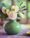 Обои Tender Bouquet In Green Vase 128x160