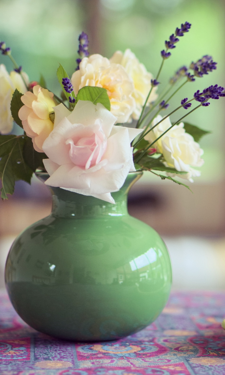 Обои Tender Bouquet In Green Vase 768x1280