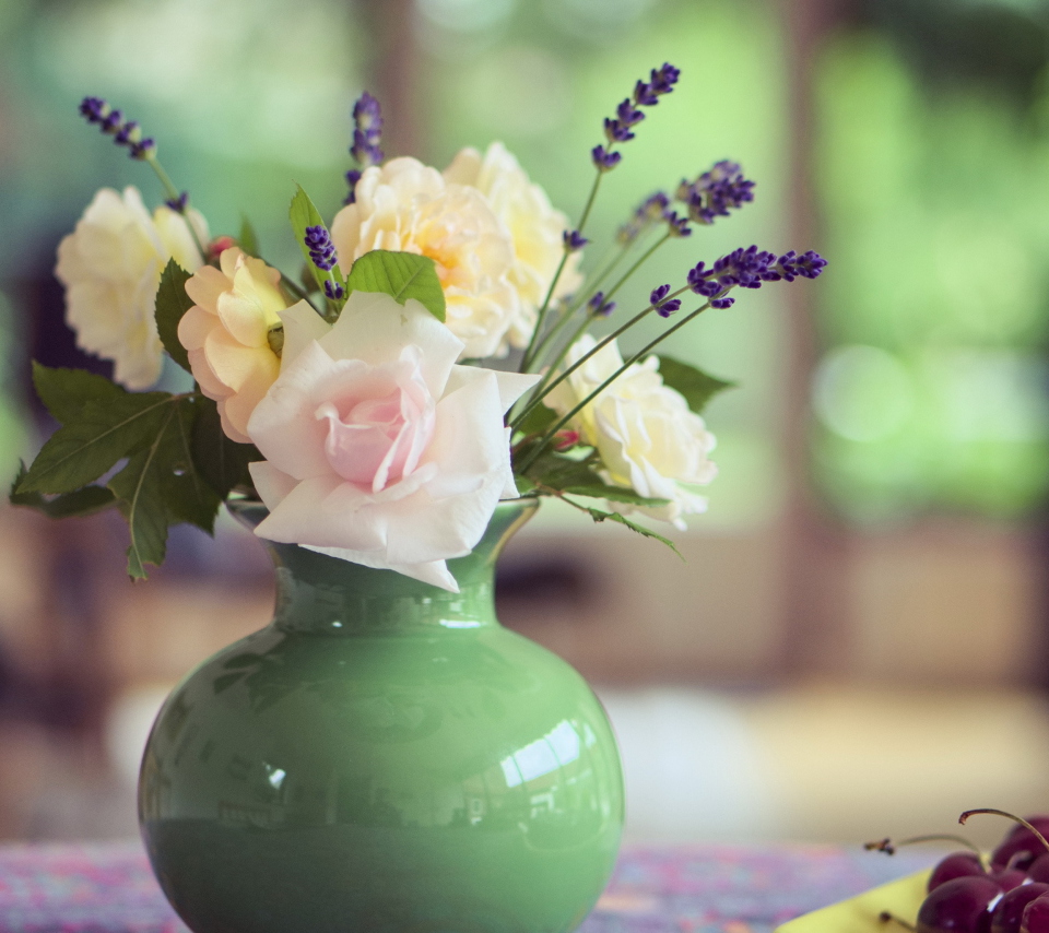 Обои Tender Bouquet In Green Vase 960x854