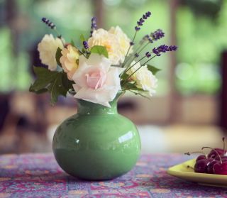 Tender Bouquet In Green Vase - Obrázkek zdarma pro 1024x1024