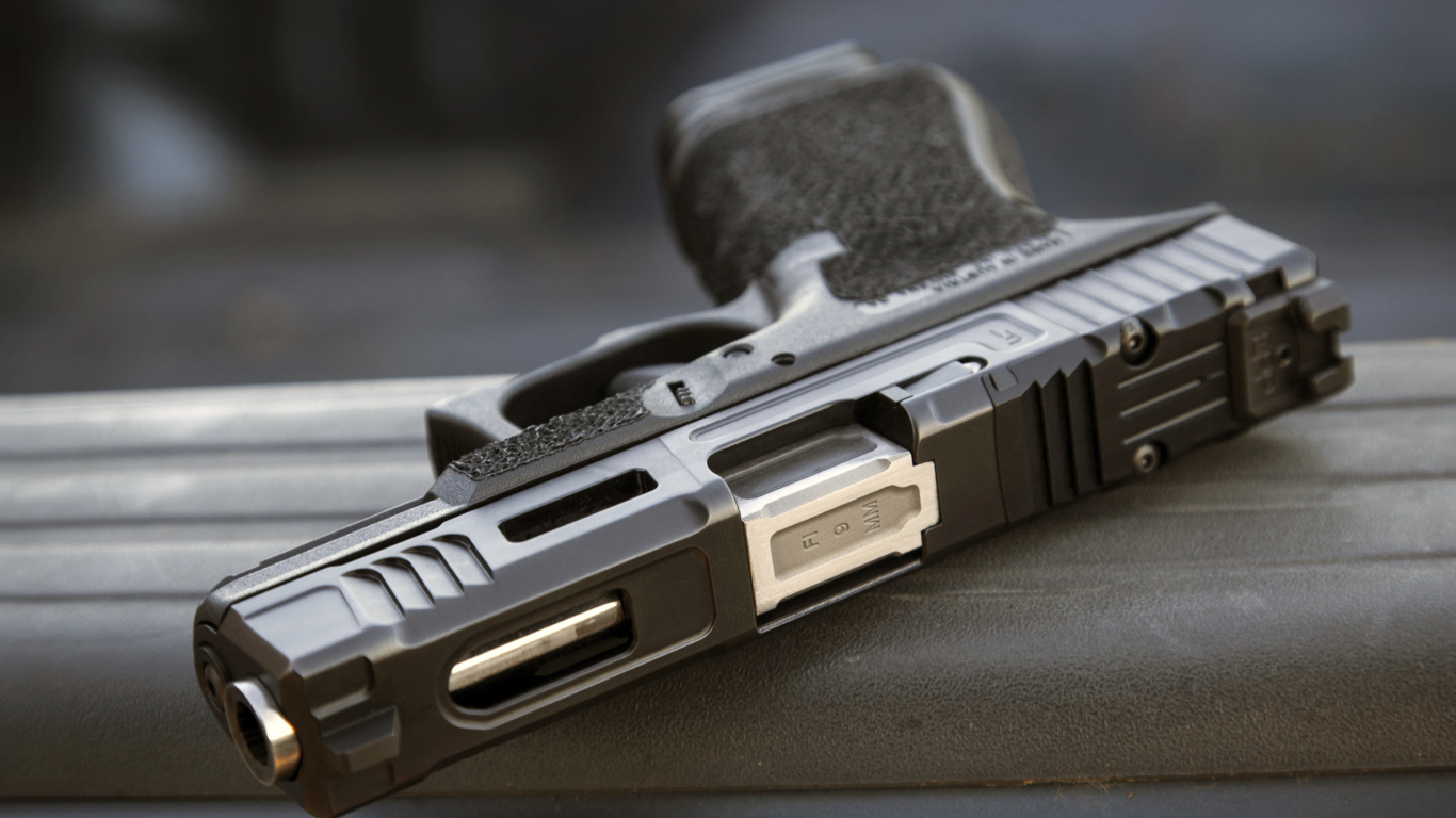 Sfondi Glock 17 9 mm Pistol 1366x768