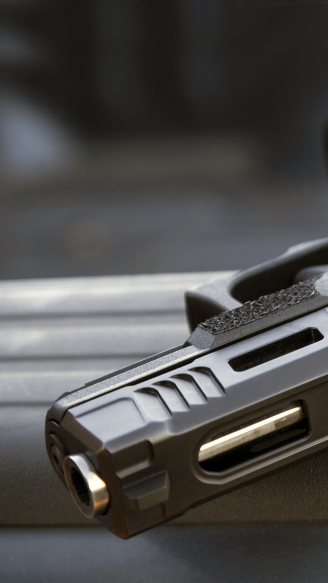 Glock 17 9 mm Pistol wallpaper 640x1136