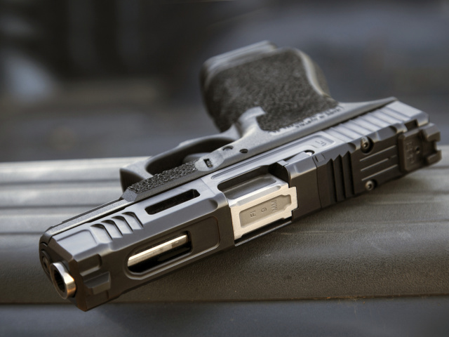 Glock 17 9 mm Pistol wallpaper 640x480