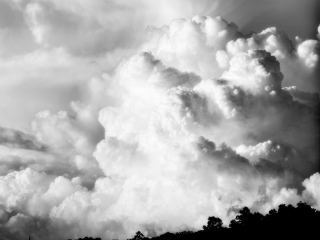Das Explosive Clouds Wallpaper 320x240