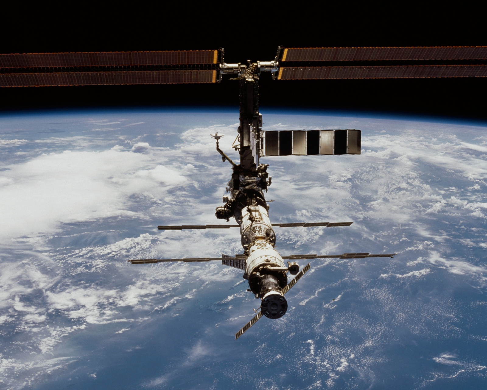 Fondo de pantalla ISS And Earth 1600x1280