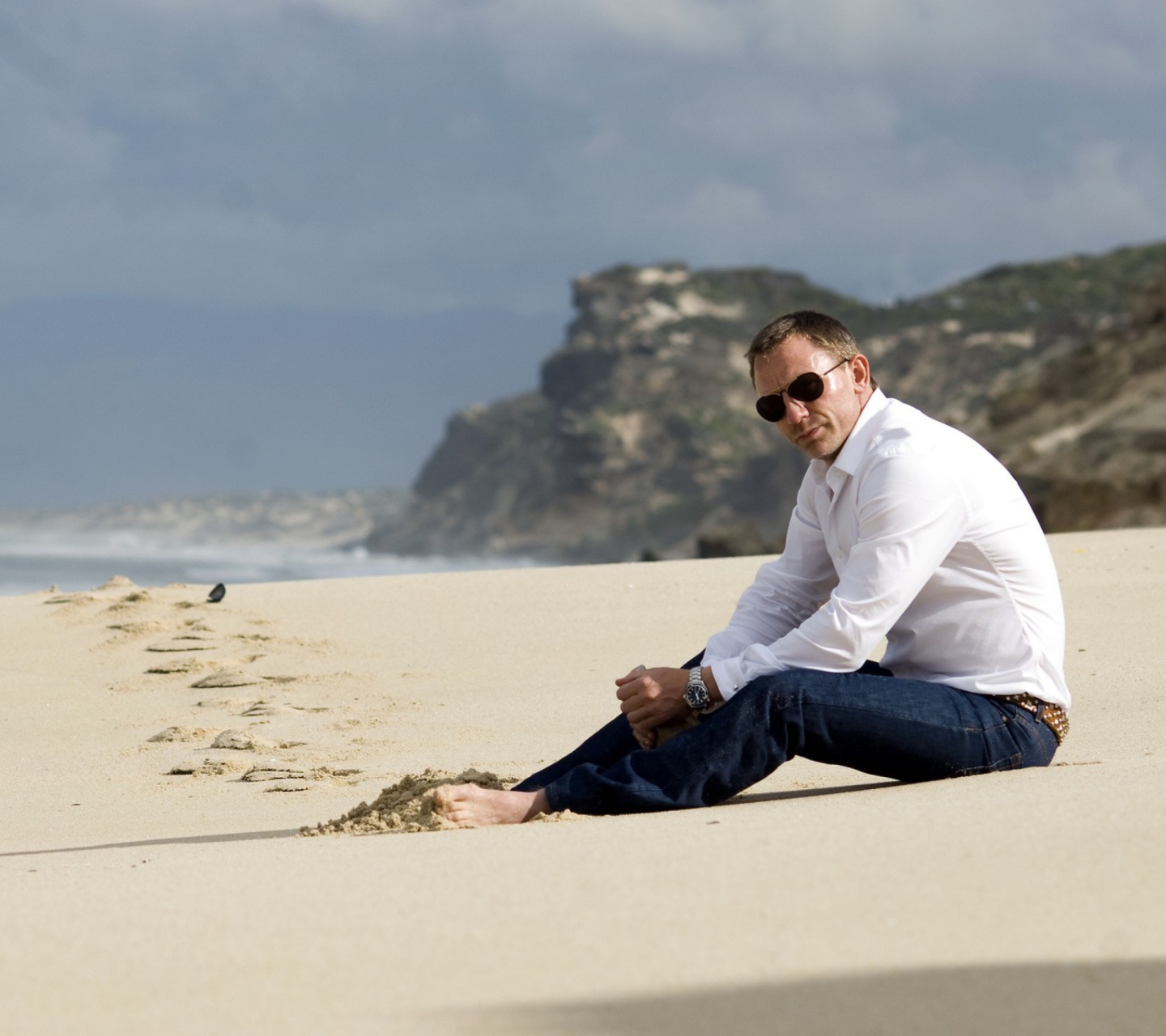 Daniel Craig On Beach screenshot #1 1440x1280