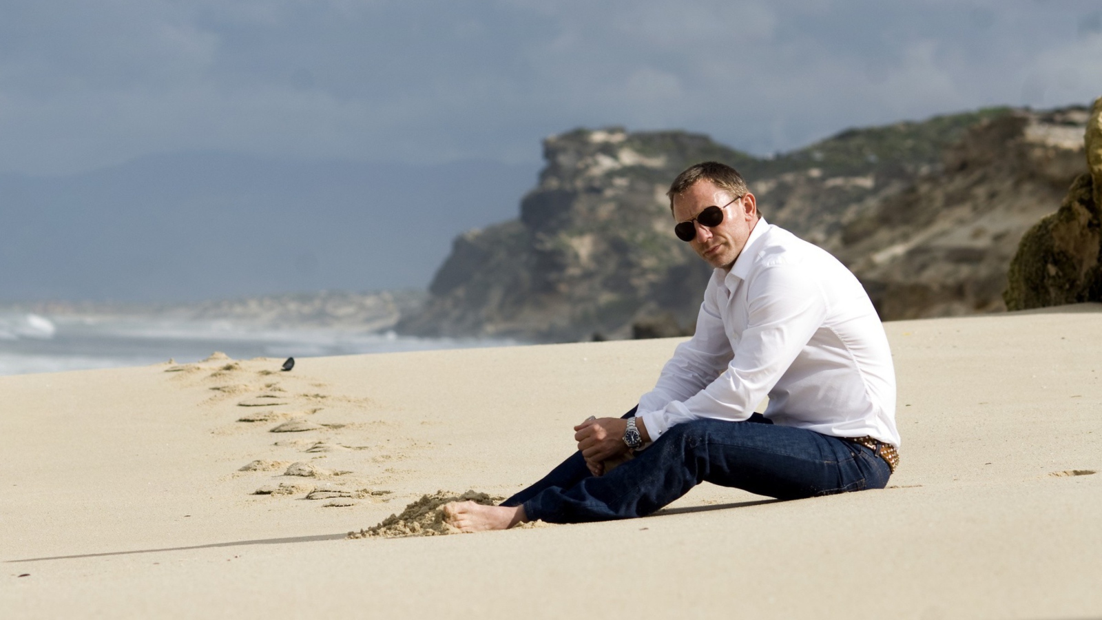 Screenshot №1 pro téma Daniel Craig On Beach 1600x900