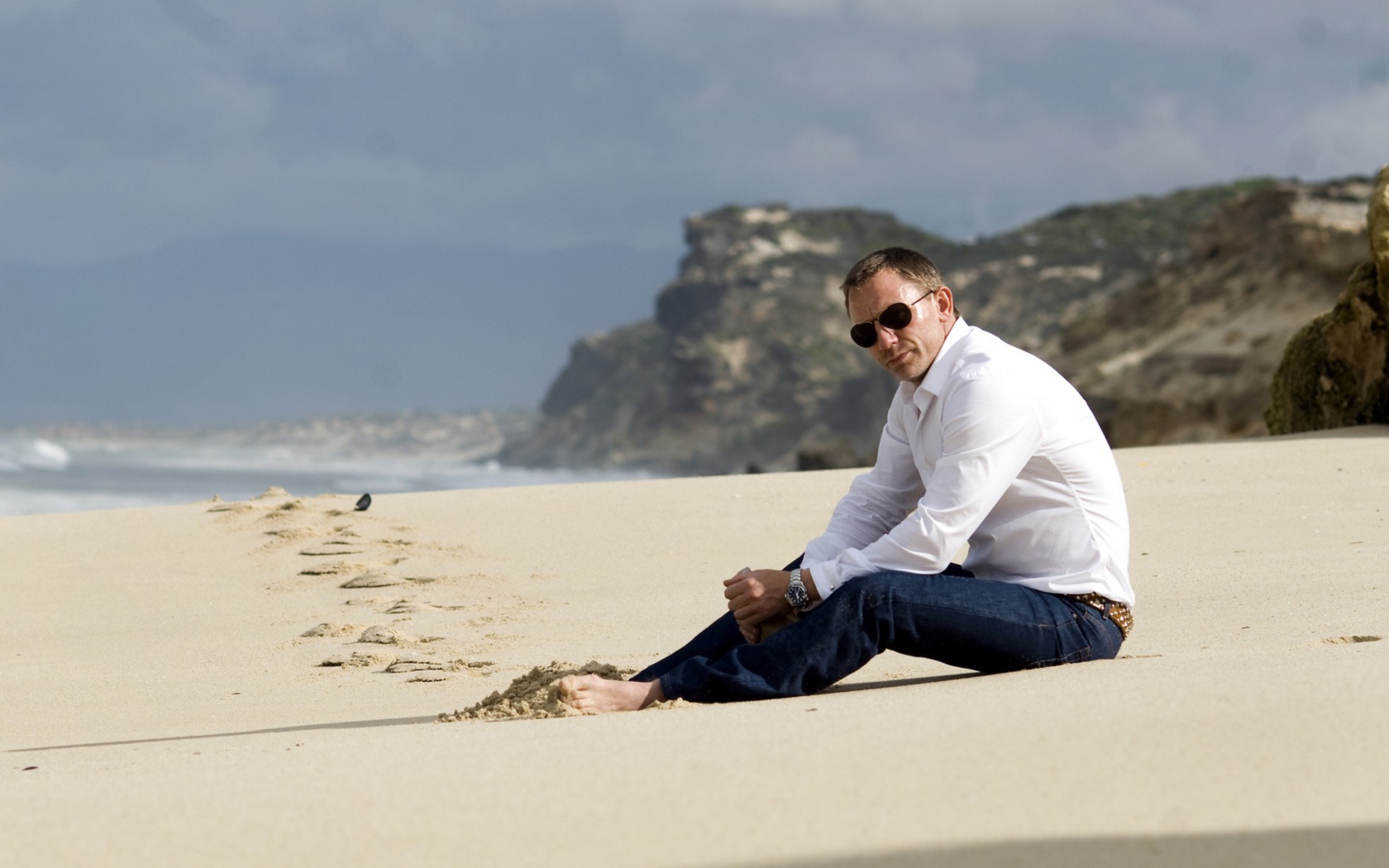 Sfondi Daniel Craig On Beach 1680x1050