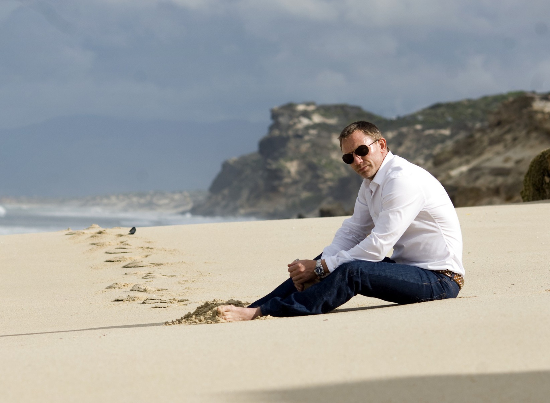 Обои Daniel Craig On Beach 1920x1408
