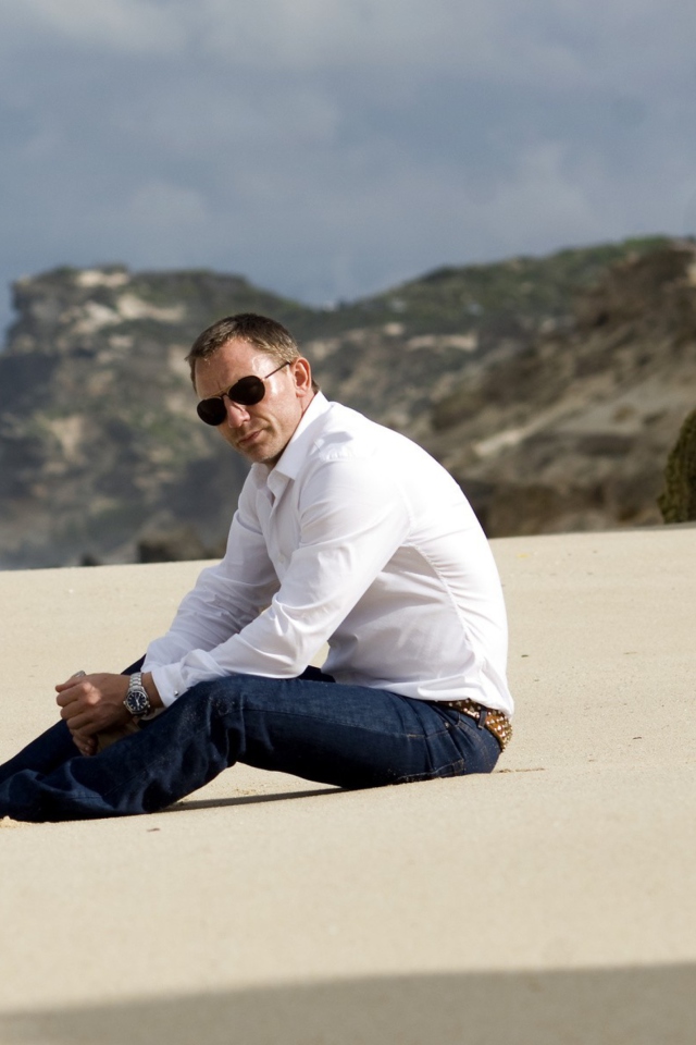 Обои Daniel Craig On Beach 640x960