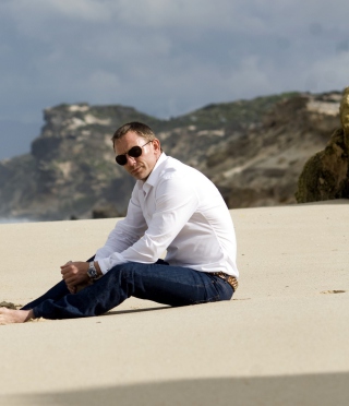 Daniel Craig On Beach - Obrázkek zdarma pro 128x160