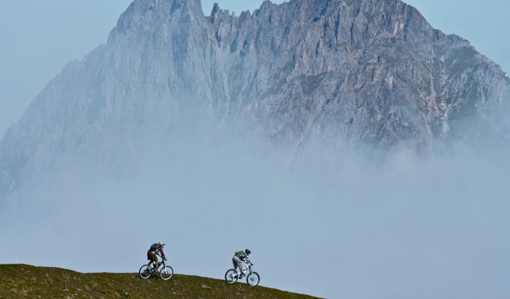 Das Bicycle Riding In Alps Mountains Wallpaper 1024x600
