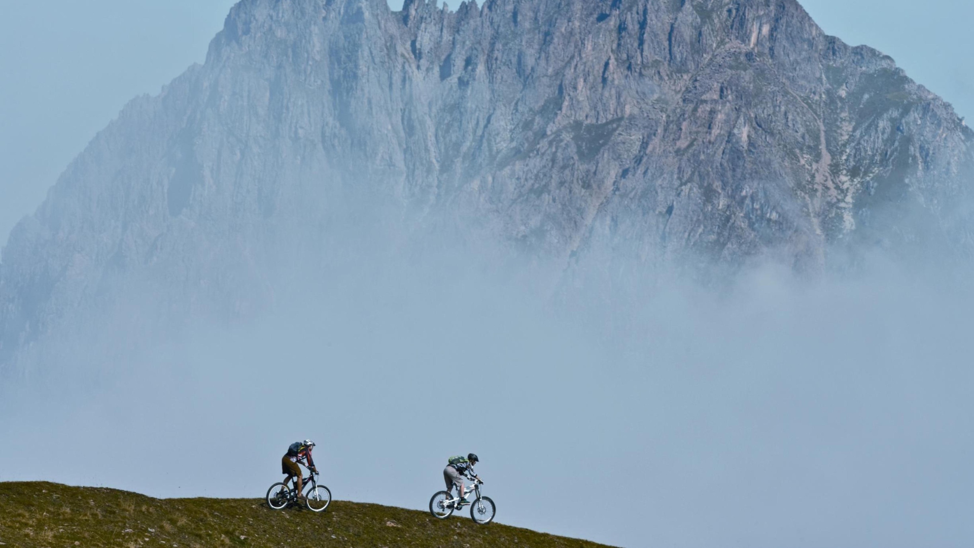 Fondo de pantalla Bicycle Riding In Alps Mountains 1920x1080