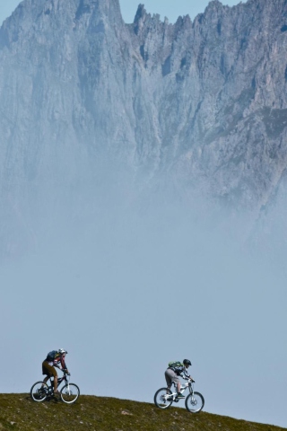 Fondo de pantalla Bicycle Riding In Alps Mountains 320x480