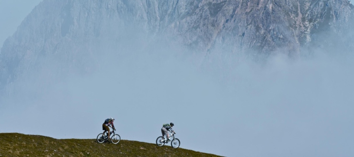 Fondo de pantalla Bicycle Riding In Alps Mountains 720x320