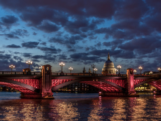 Westminster Bridge in UK wallpaper 320x240