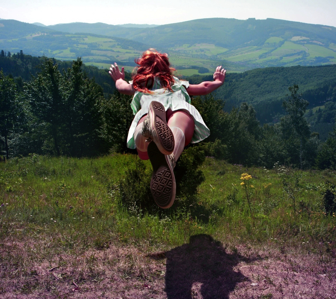 Fondo de pantalla Girl Jumping And Flying 1080x960