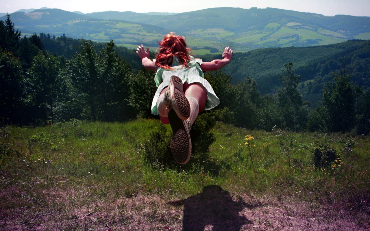 Fondo de pantalla Girl Jumping And Flying 1280x800