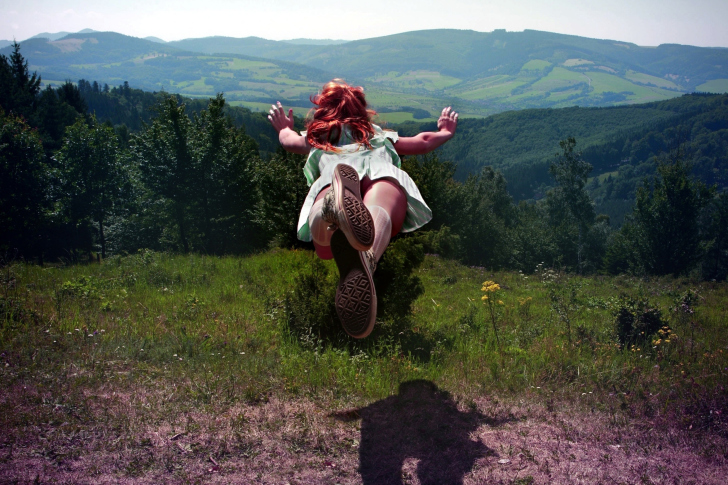 Fondo de pantalla Girl Jumping And Flying