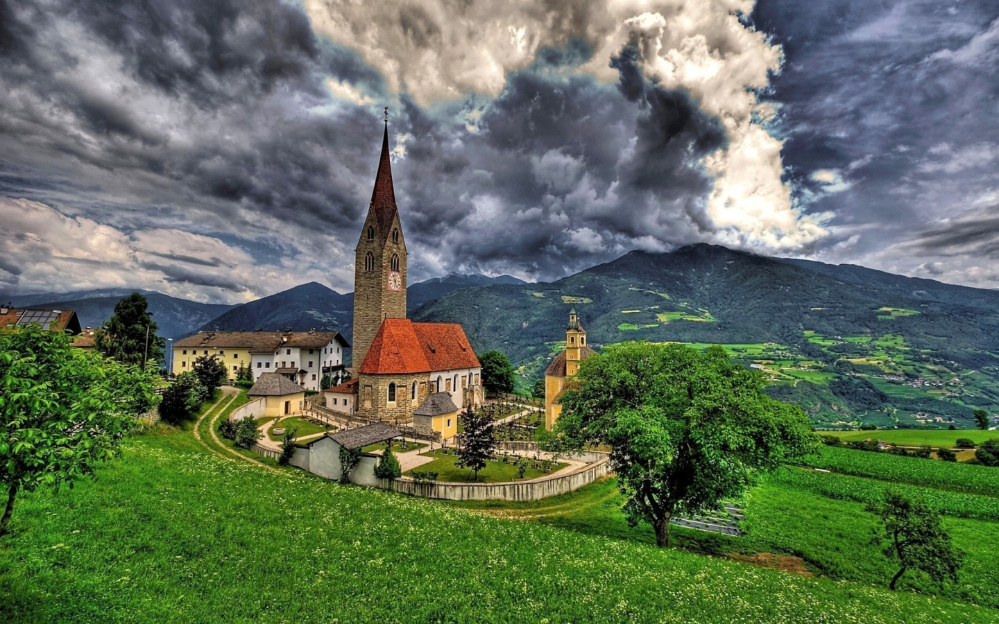 Church in Italian Town screenshot #1 1440x900