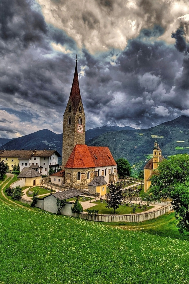 Church in Italian Town screenshot #1 640x960
