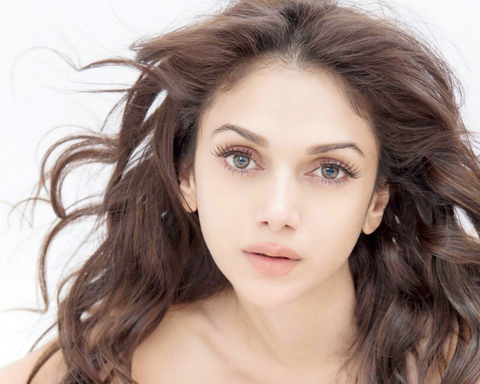 Aditi Rao Hydari Natural wallpaper 1600x1280