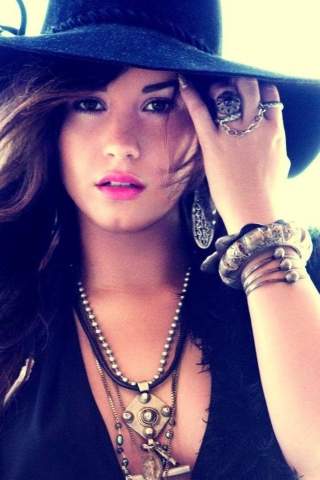 Fondo de pantalla Demi Lovato 320x480