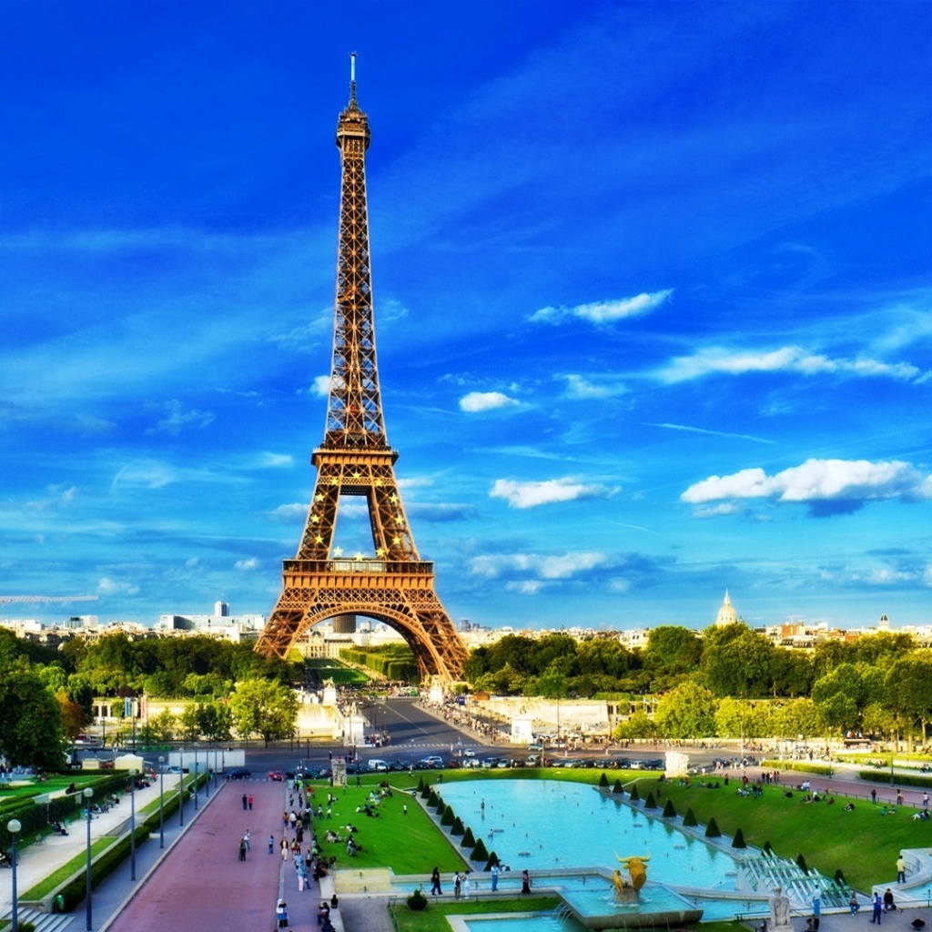 Das Eiffel Tower on Champ de Mars Greenspace Wallpaper 1024x1024