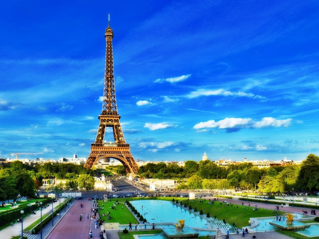 Обои Eiffel Tower on Champ de Mars Greenspace 1024x768