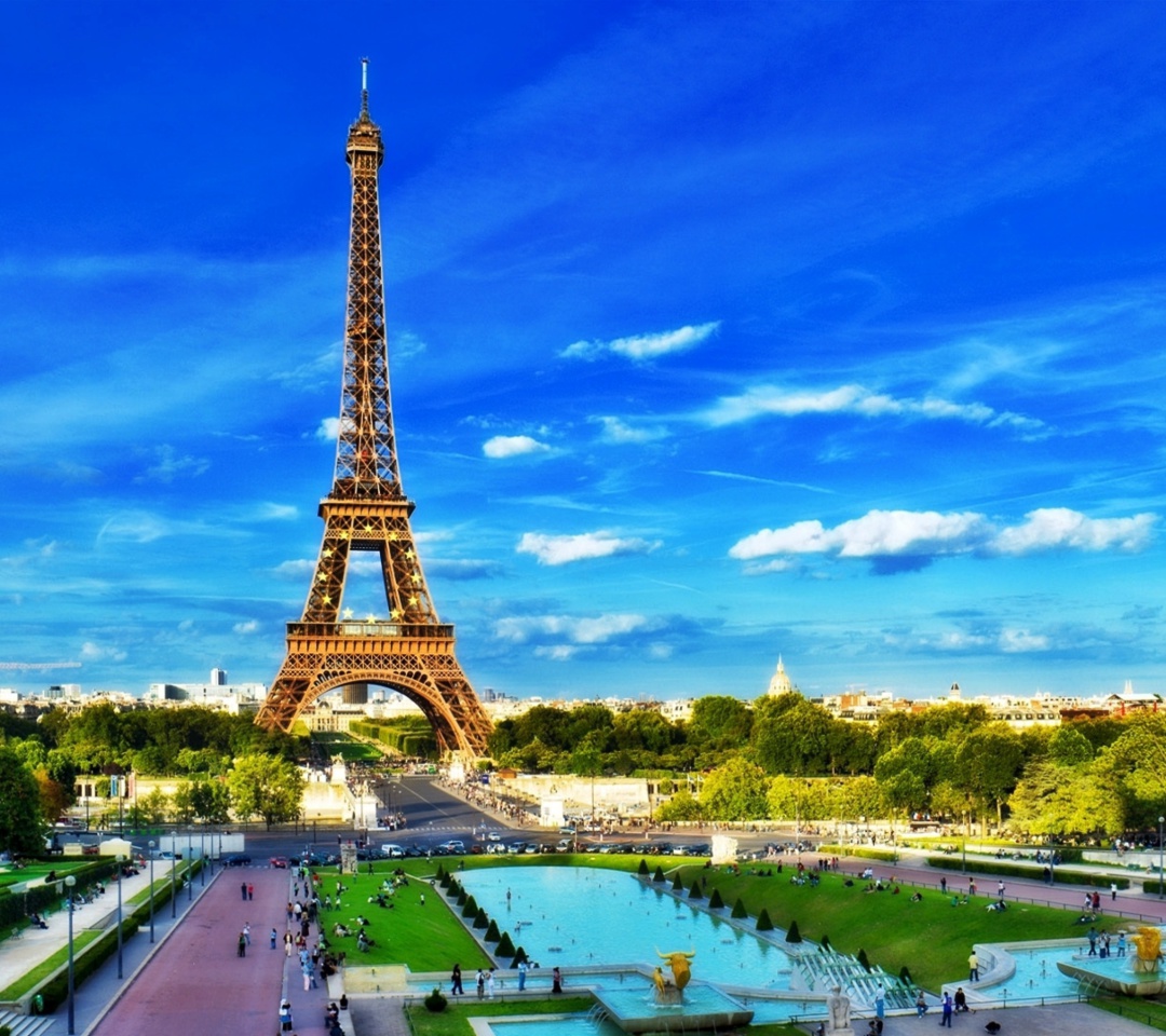 Eiffel Tower on Champ de Mars Greenspace wallpaper 1080x960