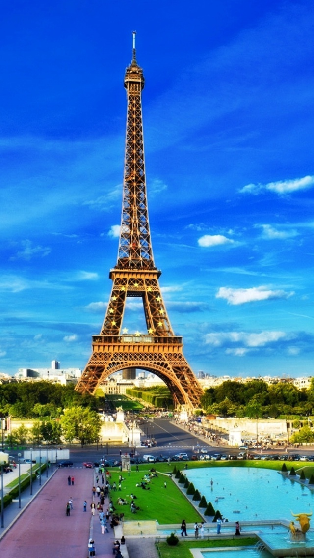 Das Eiffel Tower on Champ de Mars Greenspace Wallpaper 640x1136