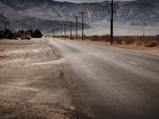 Das Desert Road And Mountains Wallpaper 320x240