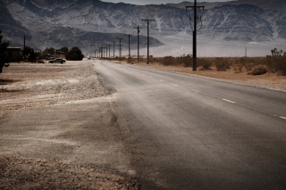 Desert Road And Mountains - Obrázkek zdarma pro HTC Desire 310