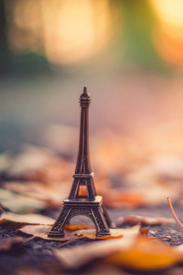 Sfondi Toy Tour De Eiffel 640x960