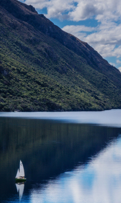 Das Mountain Lake And Boat Wallpaper 240x400