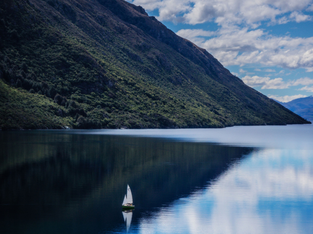 Fondo de pantalla Mountain Lake And Boat 640x480