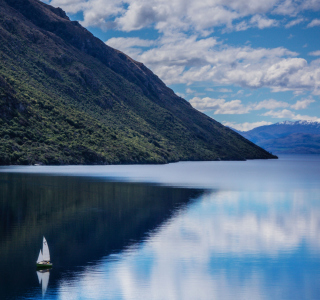 Mountain Lake And Boat - Obrázkek zdarma pro iPad mini 2