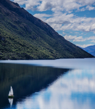 Mountain Lake And Boat - Obrázkek zdarma pro Nokia Lumia 1020