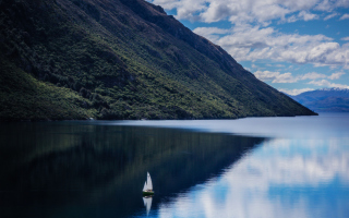 Mountain Lake And Boat - Obrázkek zdarma pro Samsung Galaxy Tab 7.7 LTE