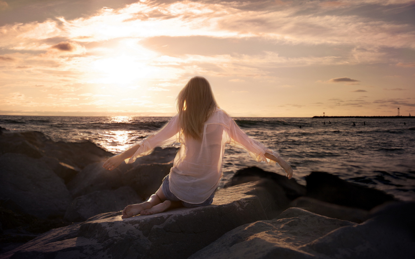 Screenshot №1 pro téma Girl Sitting On Stones On Sea Coast 1440x900