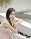 Sfondi Beautiful Pianist Girl 128x160