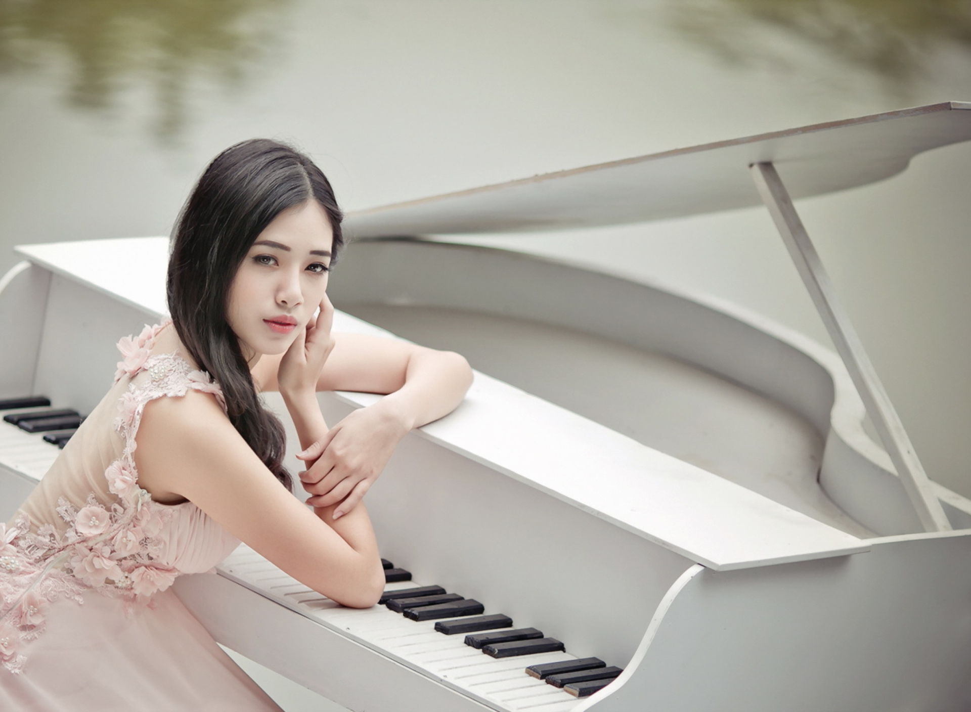 Sfondi Beautiful Pianist Girl 1920x1408